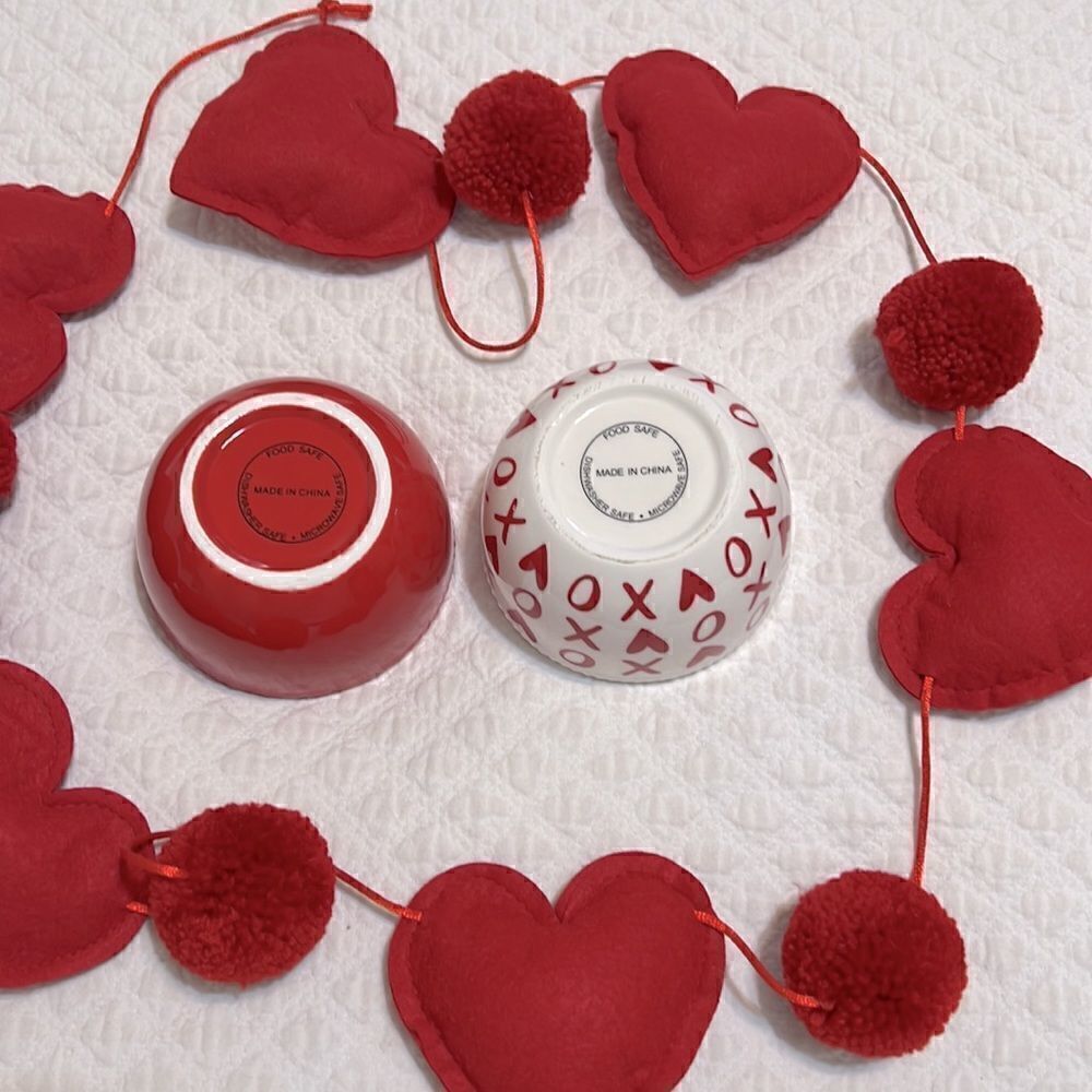 Set of Two Small Ceramic Valentine/Heart Bowls - Picture 3 of 3